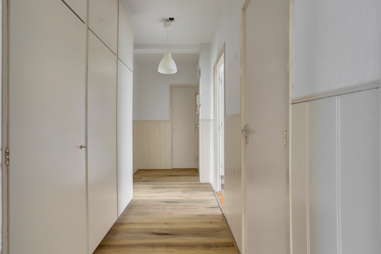 3-kamer appartement op de derde verdieping met balkon op het oosten en een berging van 13 m² in de onderbouw. 