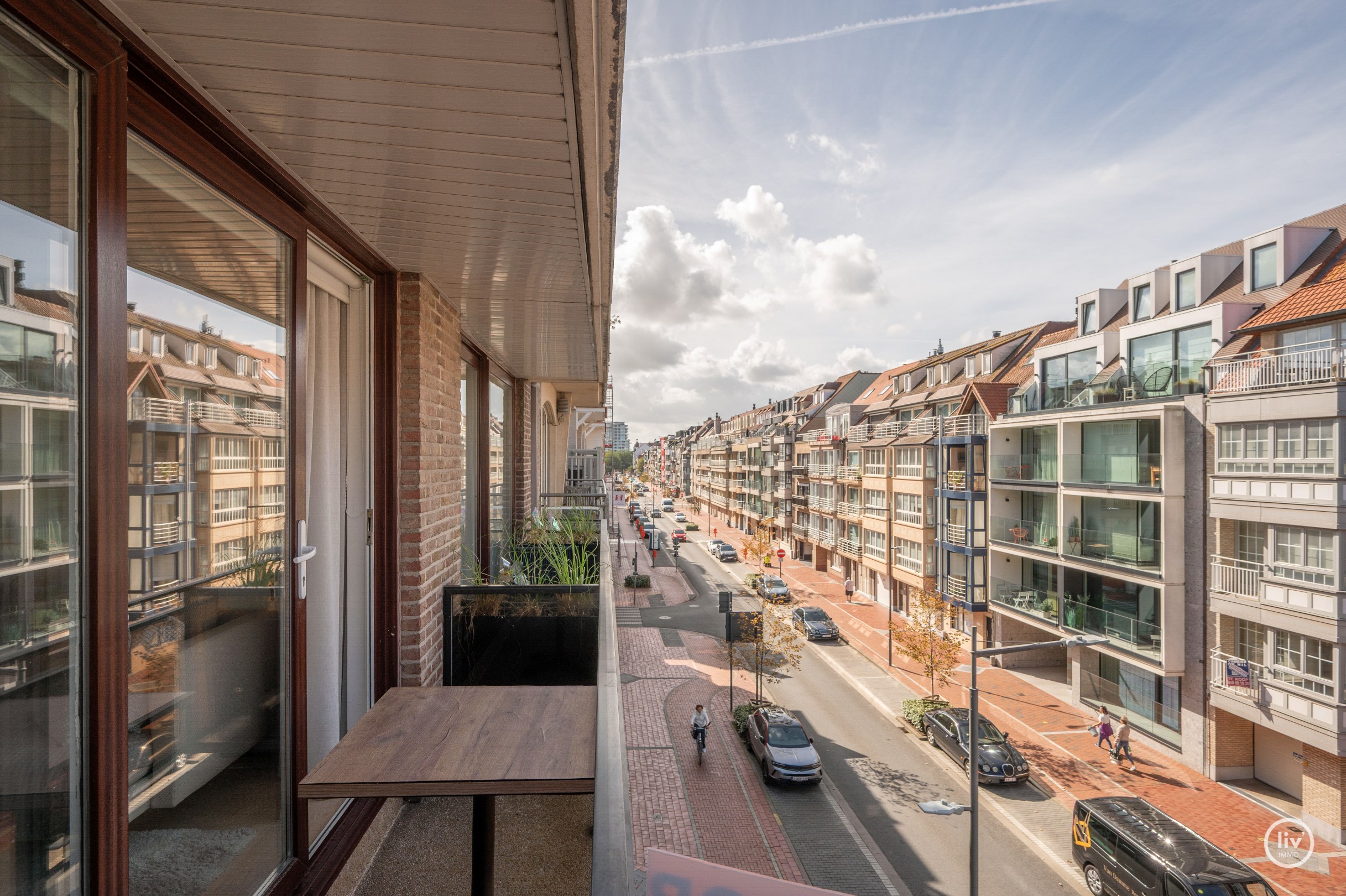Appartement élégamment rénové avec deux chambres et deux terrasses, situé au centre de Knokke. 
