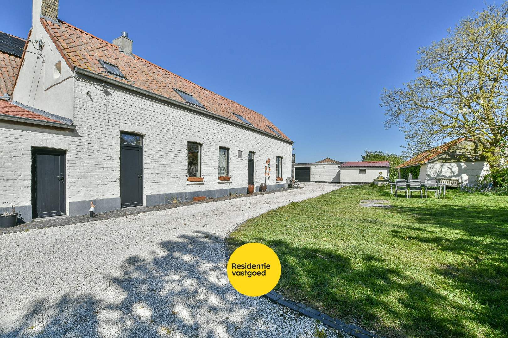 Authentieke hoeve met bouwland, stallen en bijgebouwen op unieke landelijke ligging tussen De Haan en Nieuwmunster 