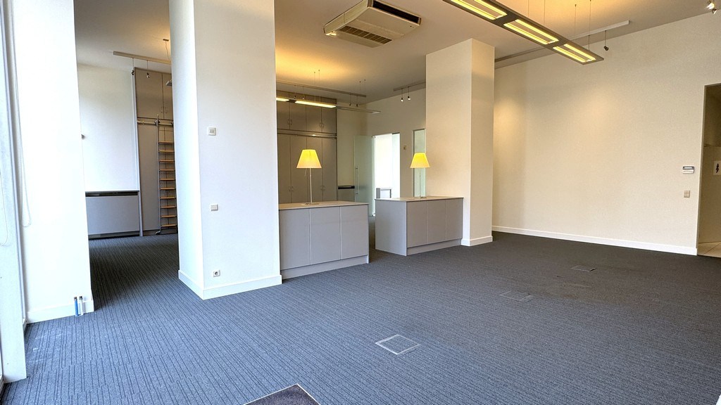 Commercieel gelijkvloers kantoor te koop nabij Singel te Berchem