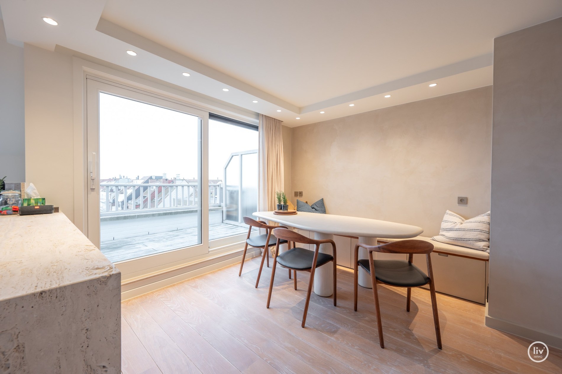 Prachtig gerenoveerd duplexappartement, ideaal gelegen vlakbij de Heilig Hartkerk in het hart van Knokke. 