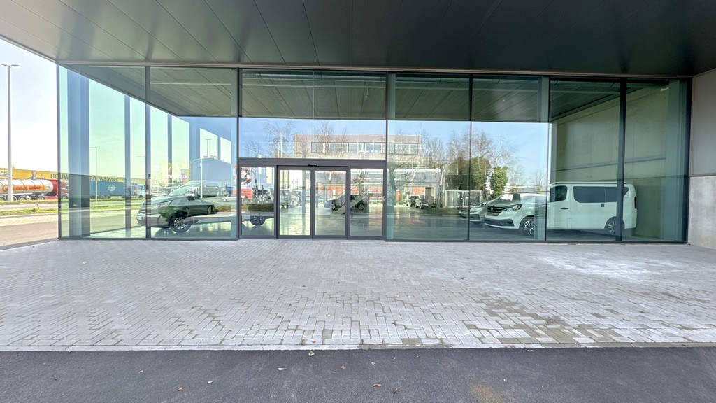 Nieuwbouw showroom met magazijn te huur aan A12 in Aartselaar