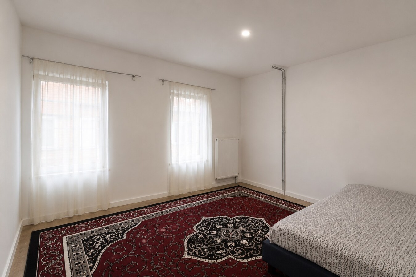 Te koop: uitzonderlijk ruime woning op centrale ligging met 6 slaapkamers, 3 badkamers én stadstuin! 