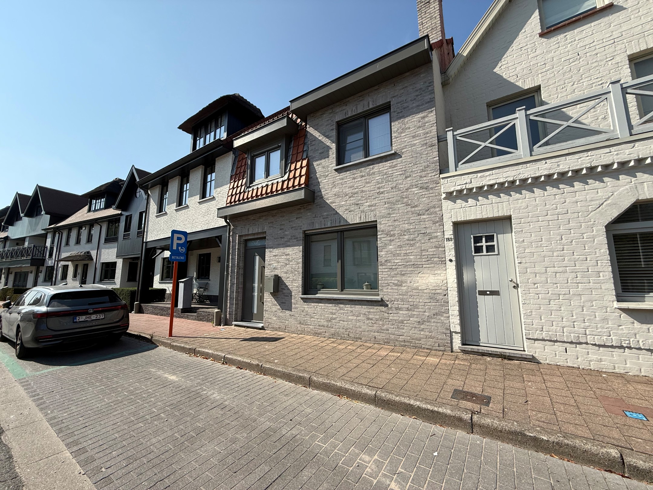 Non meublé - Maison bien entretenue avec trois chambres située dans le vieux Knokke, à distance de marche du centre commercial de Knokke et du Zoute. 