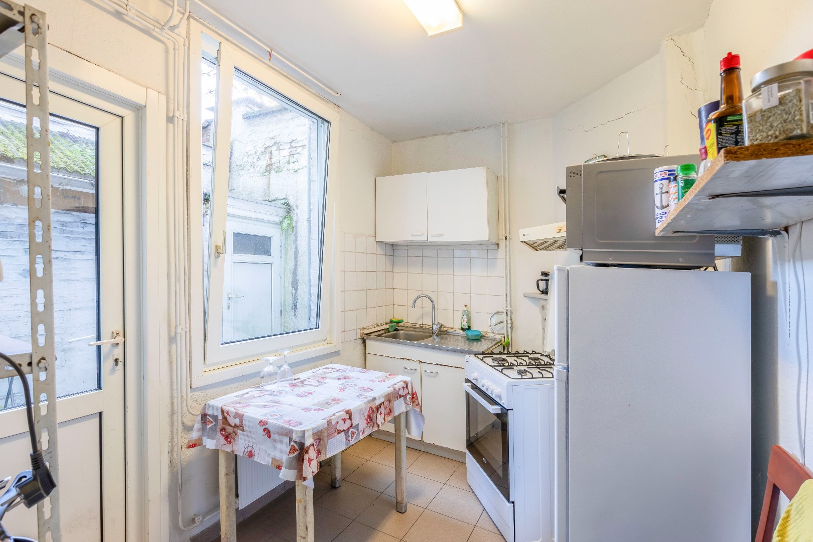 Vergunde opbrengsteigendom met 5 kamers nabij Gent Sint-Pieters. 