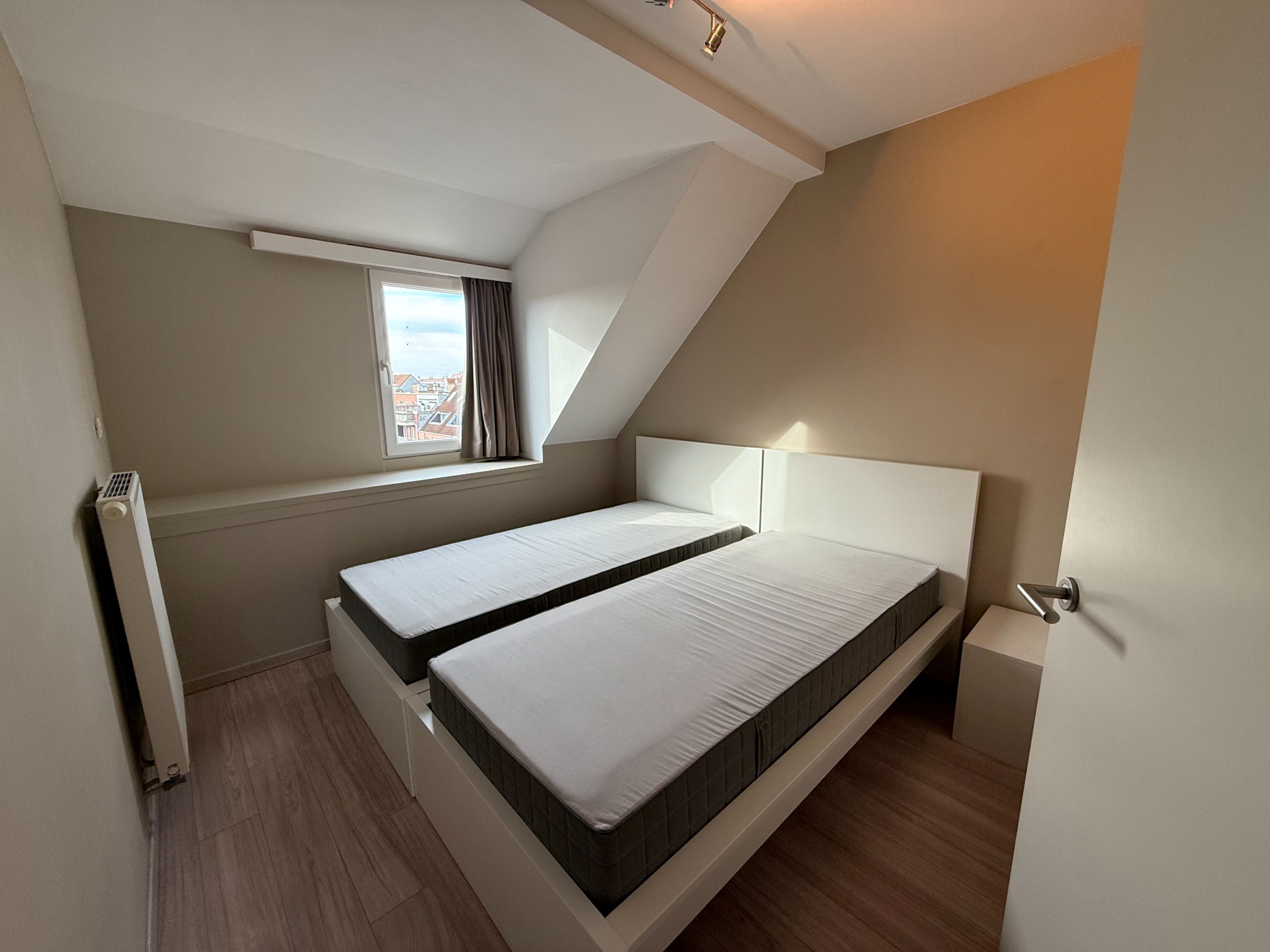 Meublé - Appartement en duplex avec trois chambres et de grandes terrasses situé au centre de Knokke. 