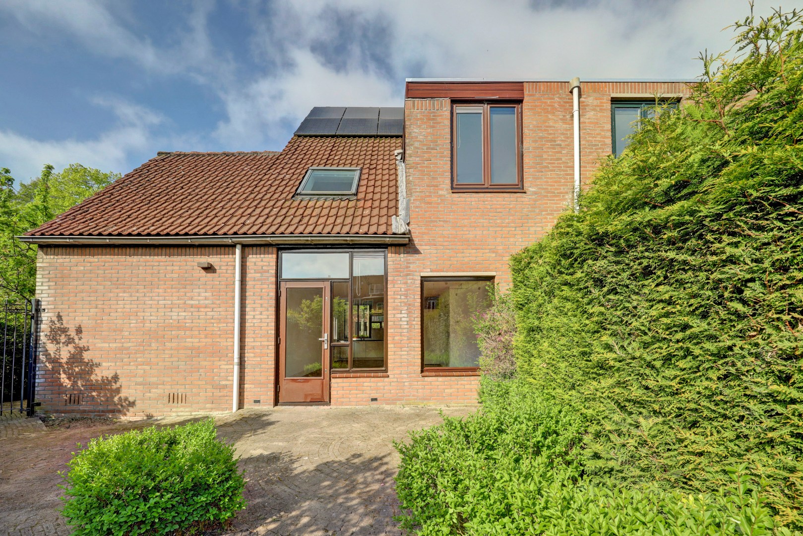 Ruime 5-kamer hoekwoning met aangebouwde garage op een kavel van maar liefst 297 m2 eigen grond! 