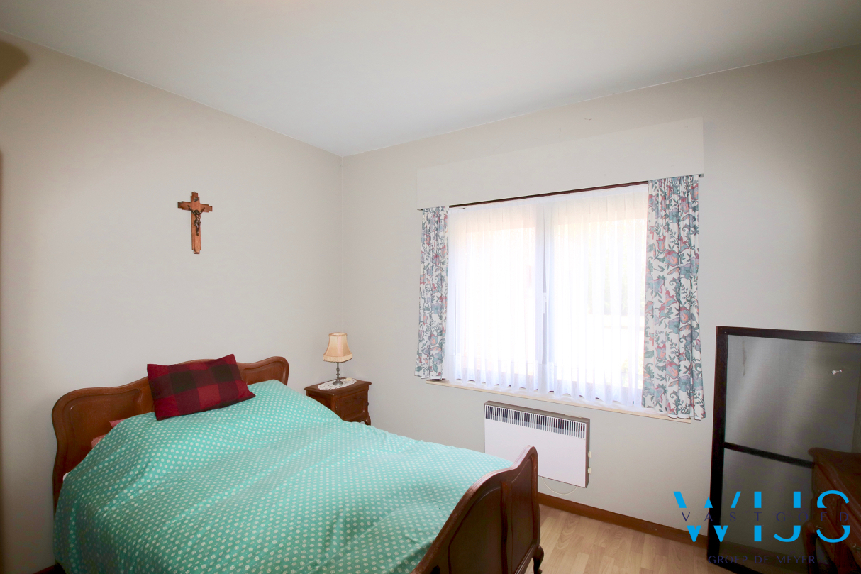 Stevige bungalow op een prachtig perceel van 925 m² te SLEIDINGE ! 