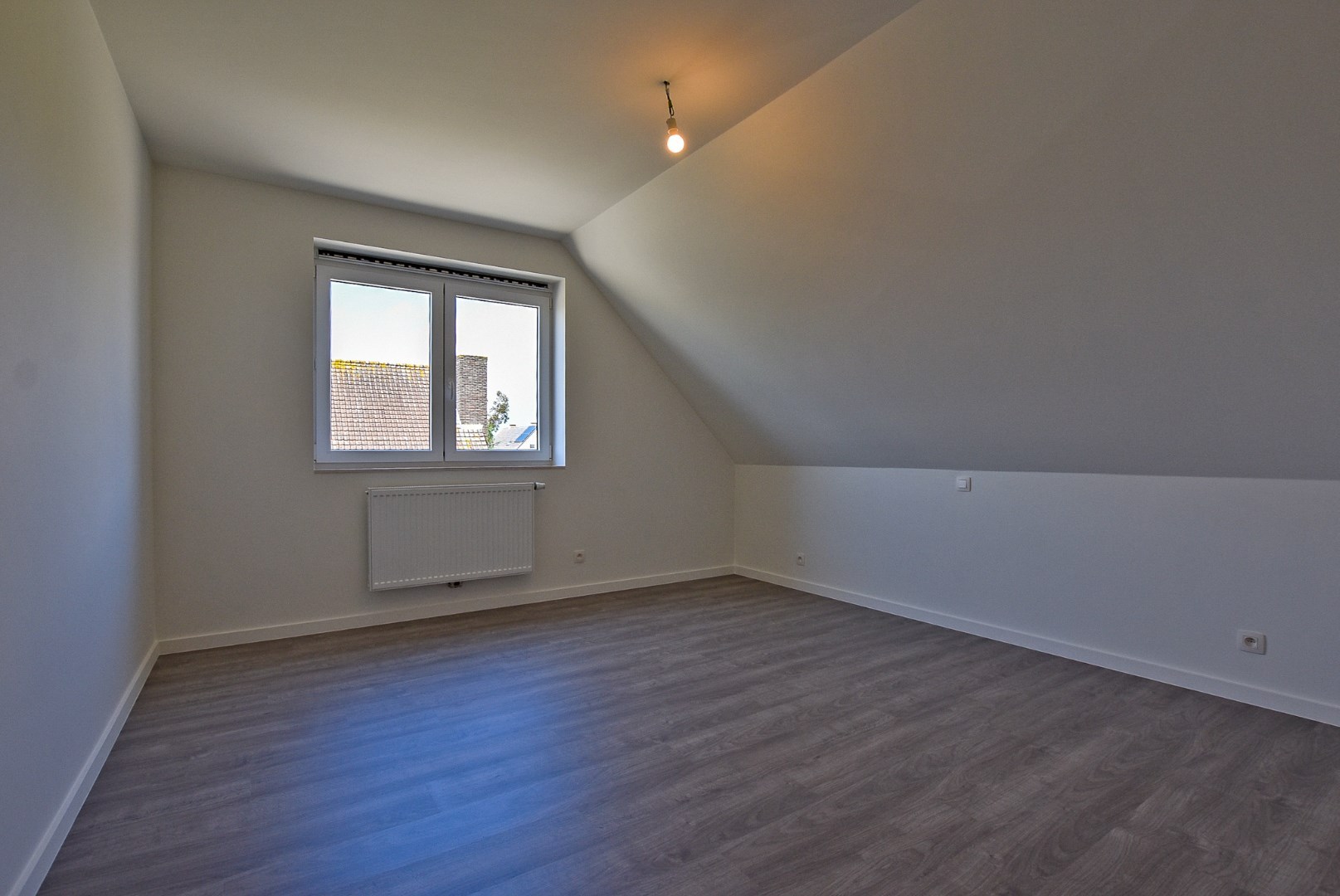Ruime energiezuinige recente halfopen bebouwing  (2024) met inpandige garage op 258m² gelegen te Houthulst. 