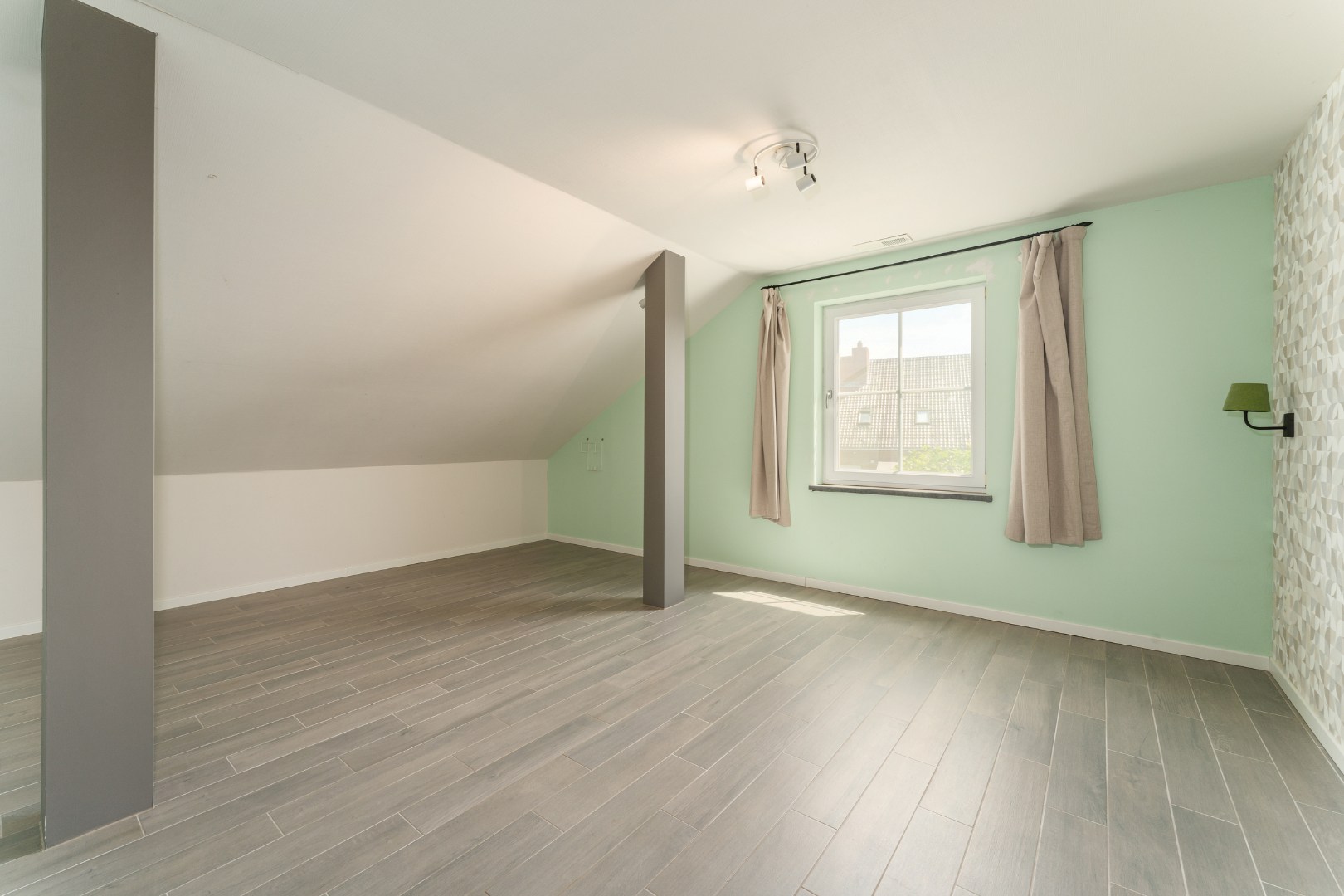 Ruime en recente halfopen bebouwing met 3 volwaardige slaapkamers 
