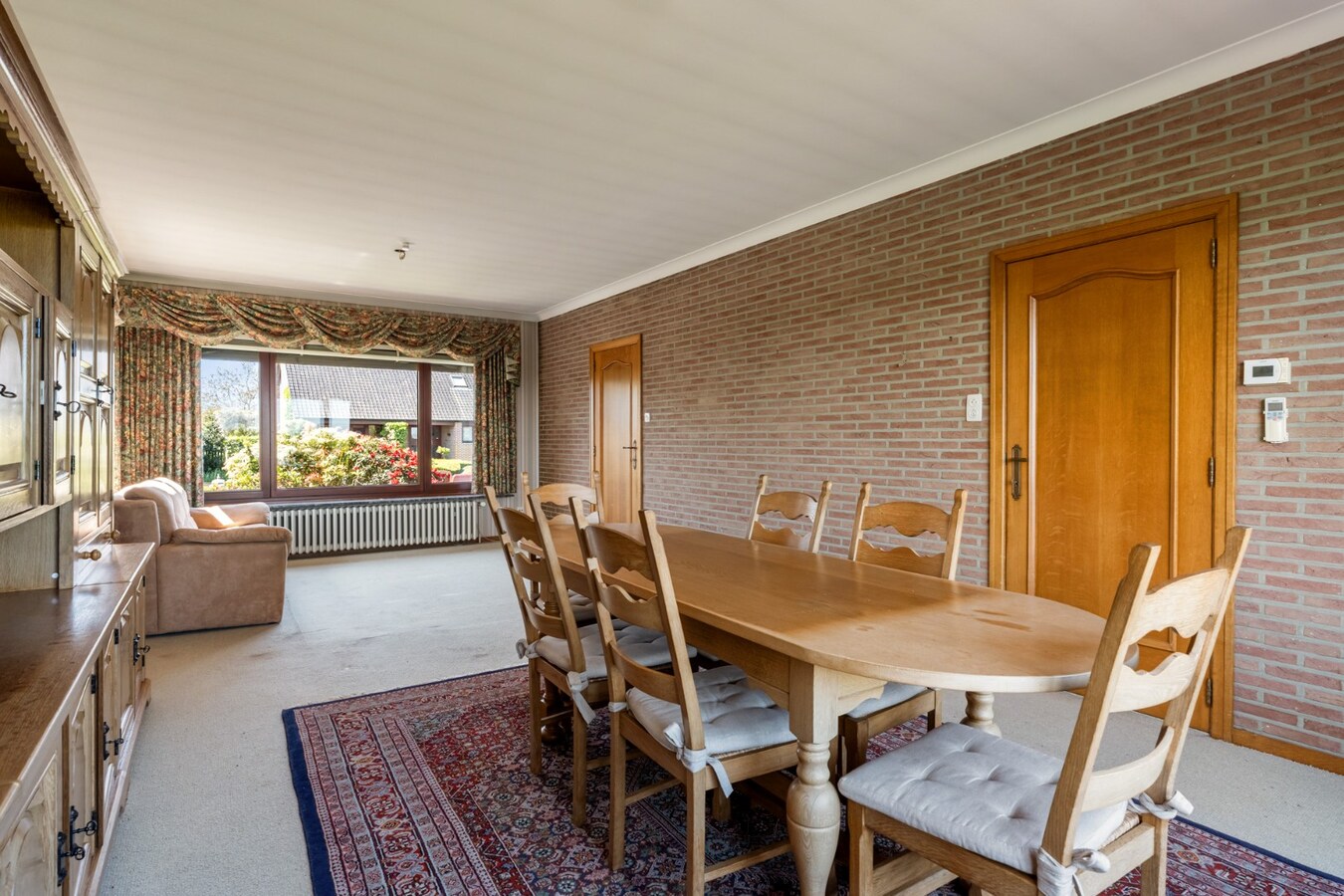 Gelijkvloerse gezinswoning op een ruim perceel van 9a51ca op een rustige locatie met uitzicht op achterliggende weilanden! 