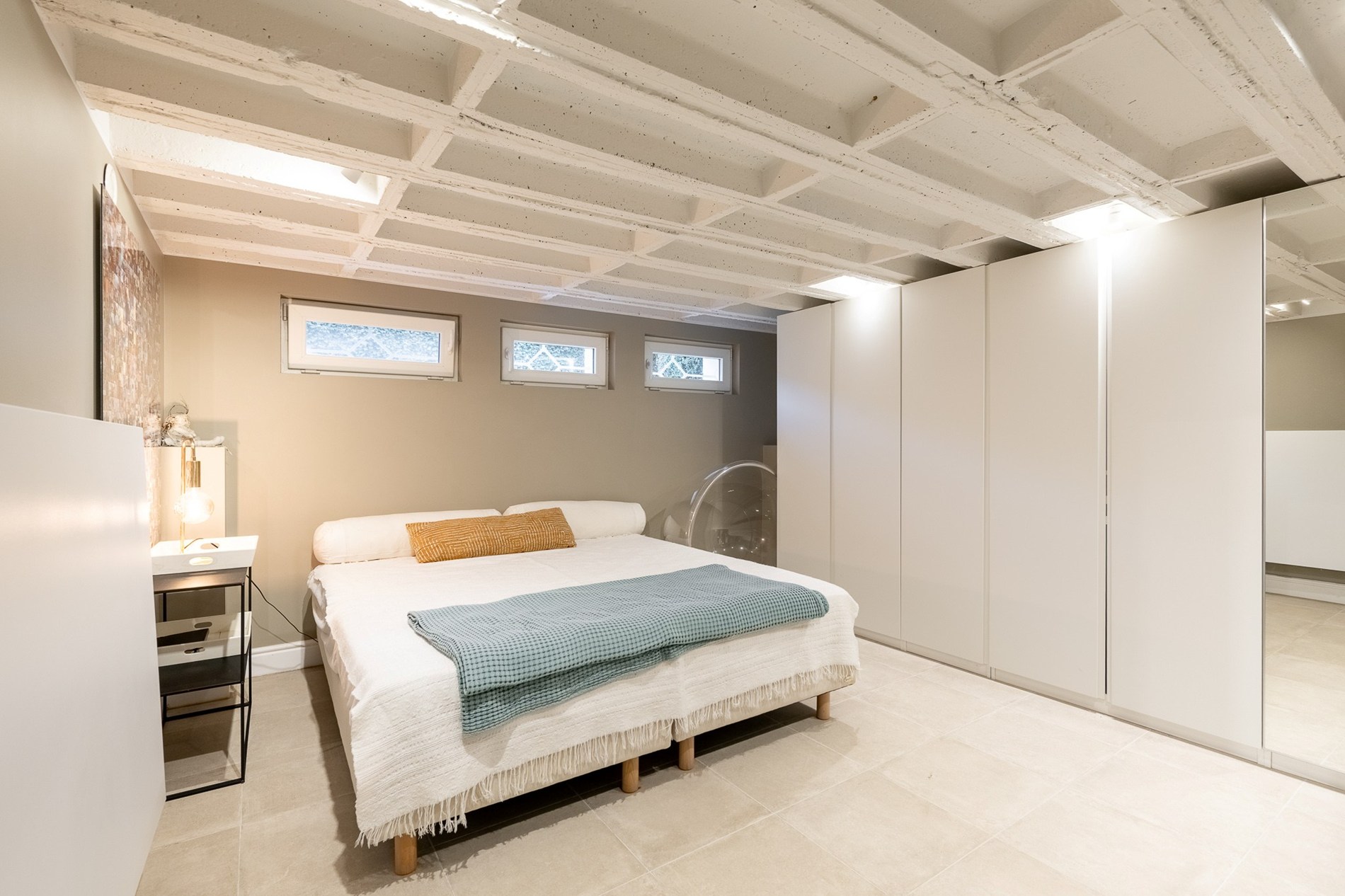 Gelegen in een rustige en uiterst gegeerde residentiële wijk van Knokke, biedt deze volledig gerenoveerde woning een perfecte combinatie van hedendaags comfort, licht en verfijnde elegantie 