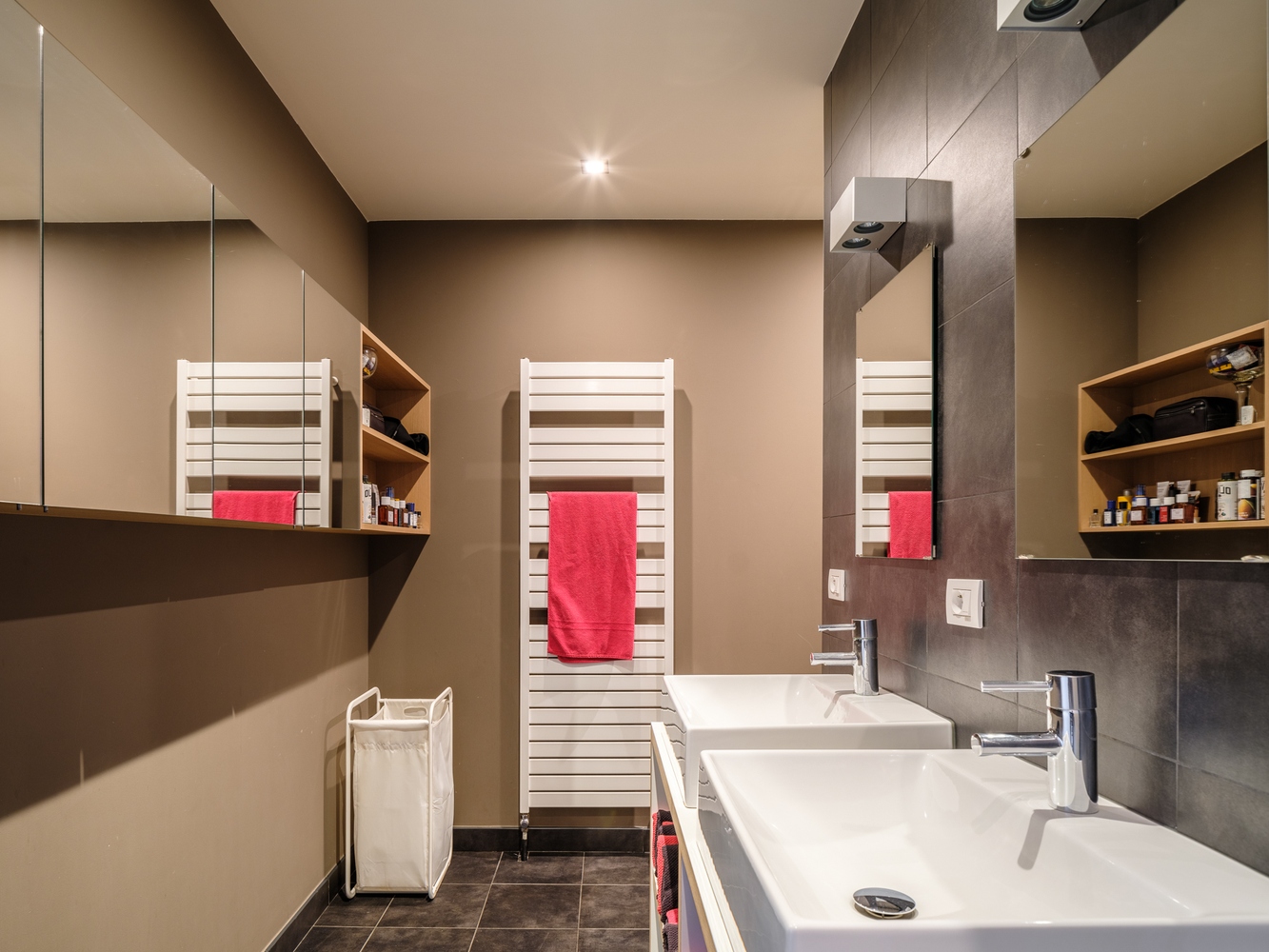 Exclusief wonen. Uitzonderlijk, luxueus en ruim (191m²) appartement met terras en fenomenaal zicht op water. 