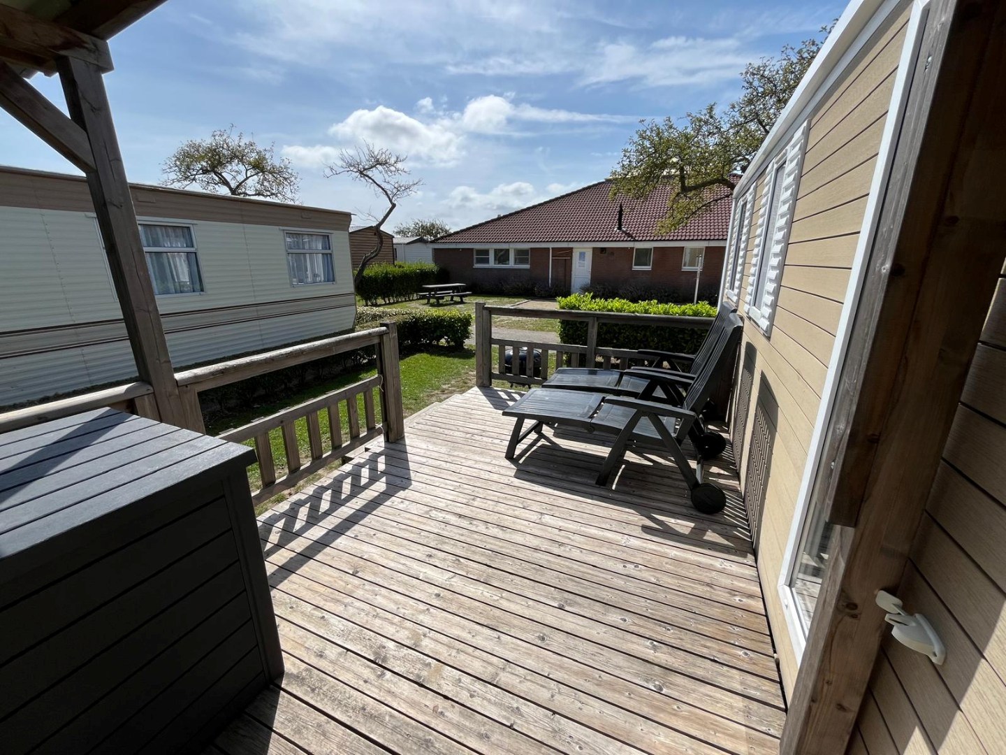 T.A. Makelaardij biedt aan – Chalet Z111-: Op een schitterende locatie in een goed verzorgd recreatiepark aan de kust van Walcheren bieden wij dit leuke chalet aan. 