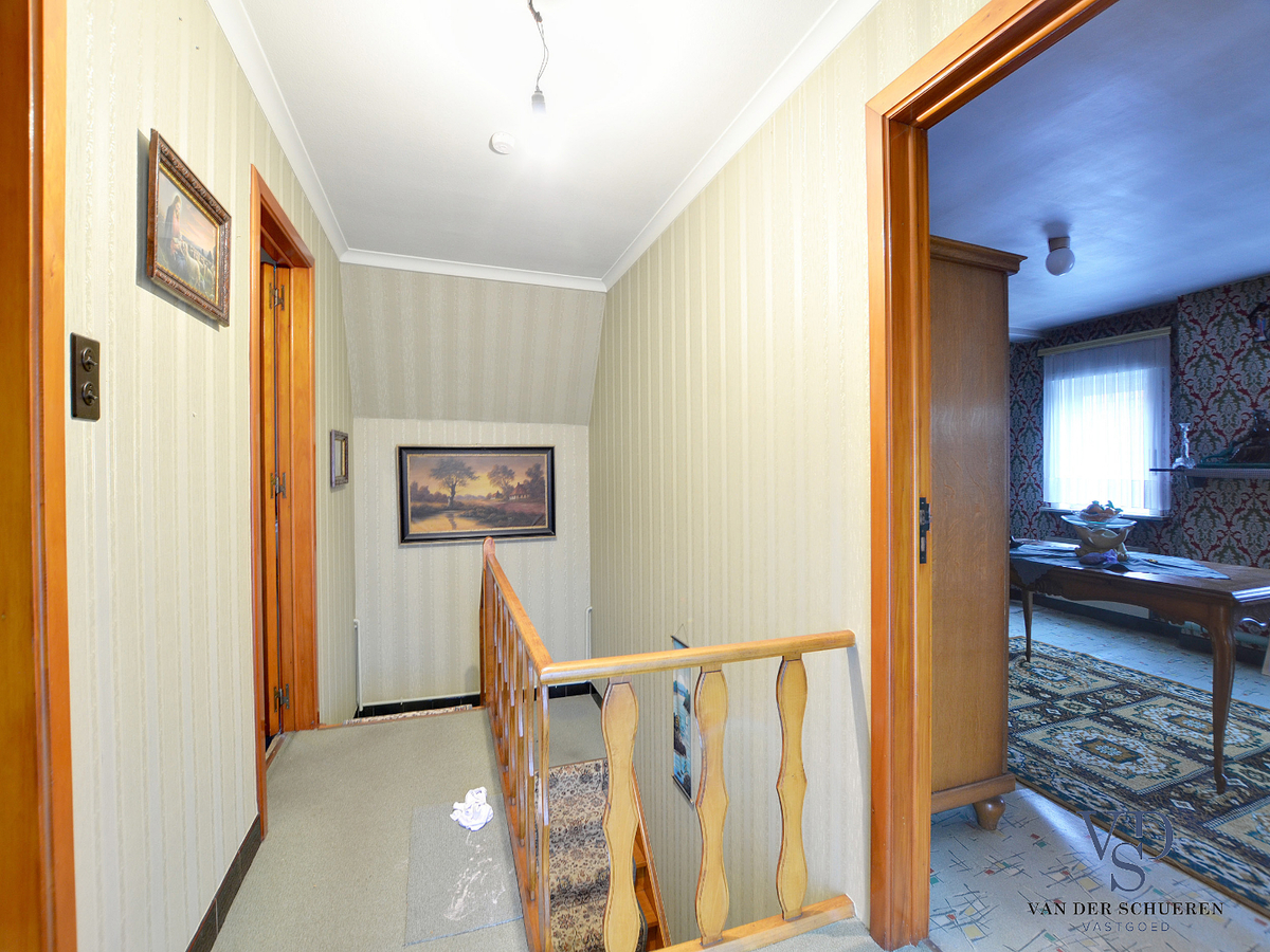 Stevige woning met karaktervolle stallingen in hartje Dikkelvenne. 