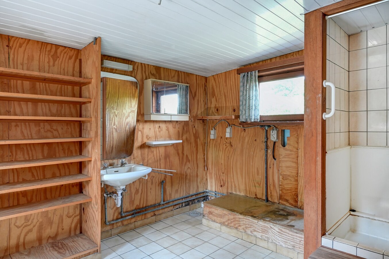 Ruime woning met werkplaats op een perceel van circa 30 are 