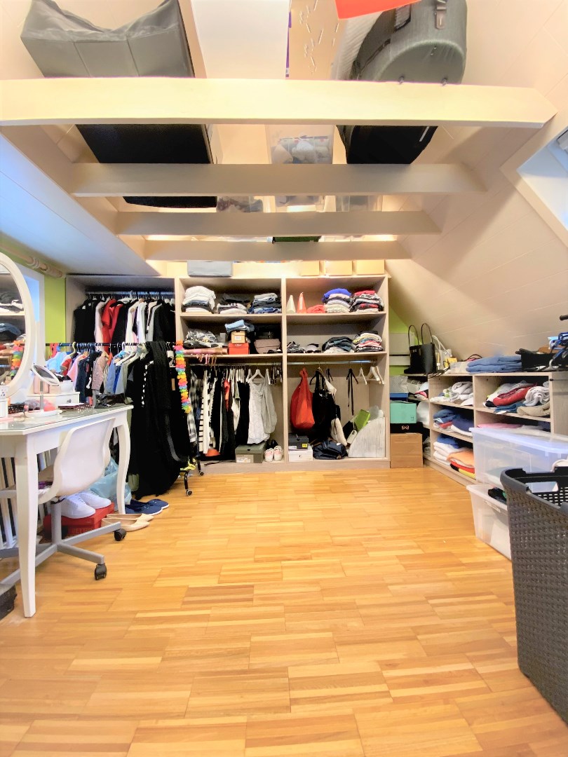 Up-to-date en bijzonder ruime gezinswoning met garage te Zwevegem 