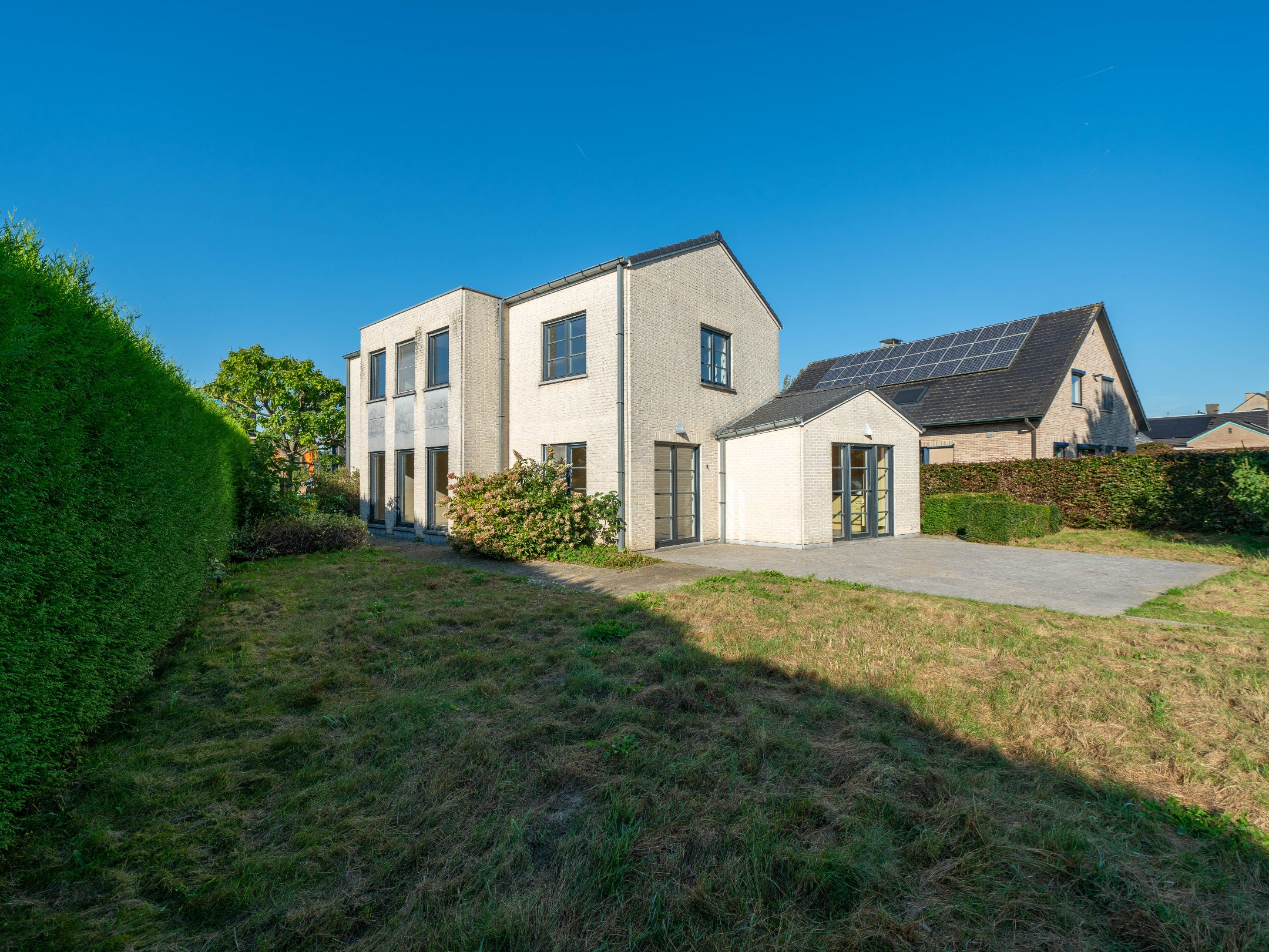 Lichtrijke, ruime woning met 3 kamers, garage en tuin 