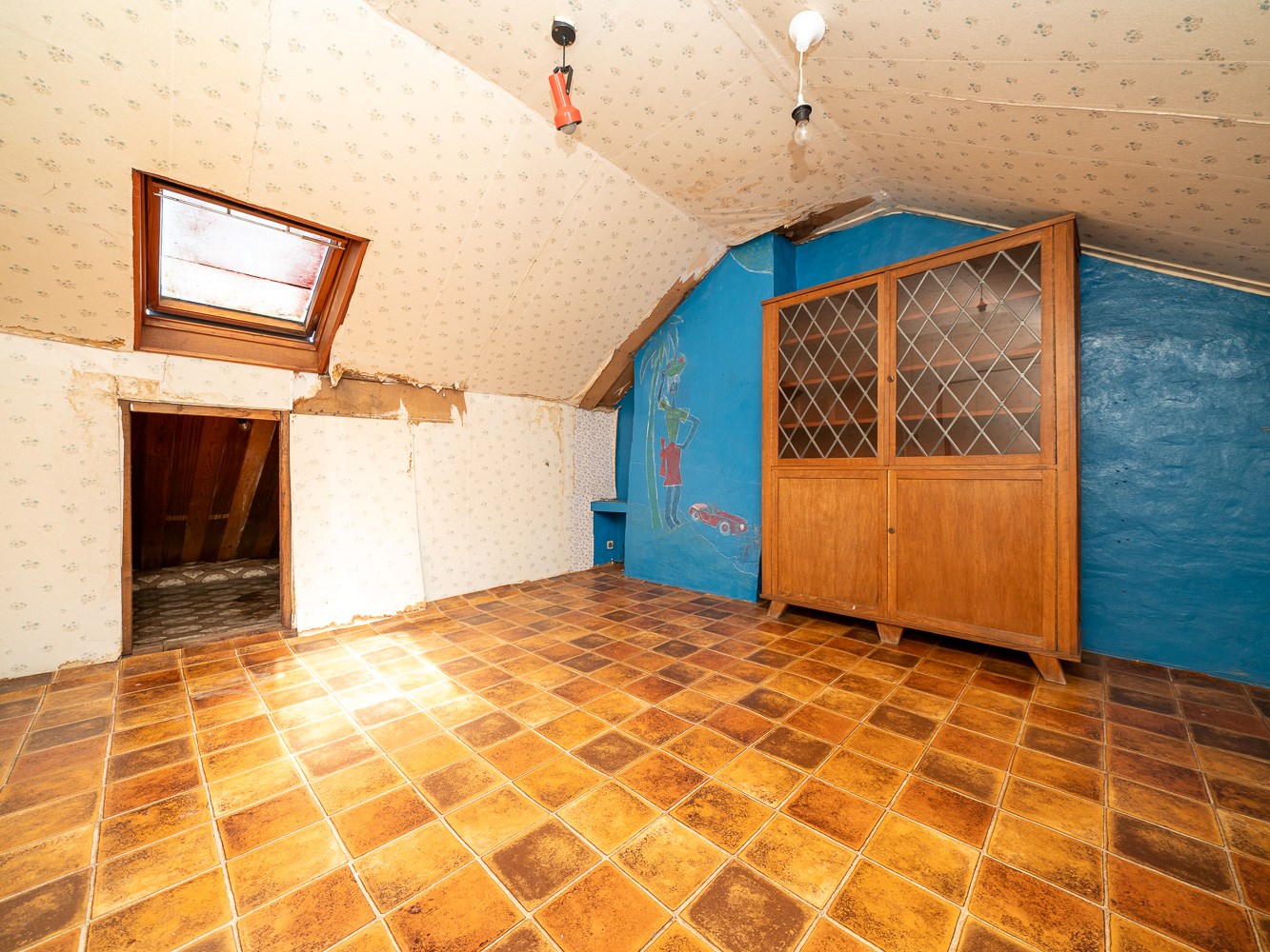 Knappe te renoveren gezinswoning met veel potentieel 