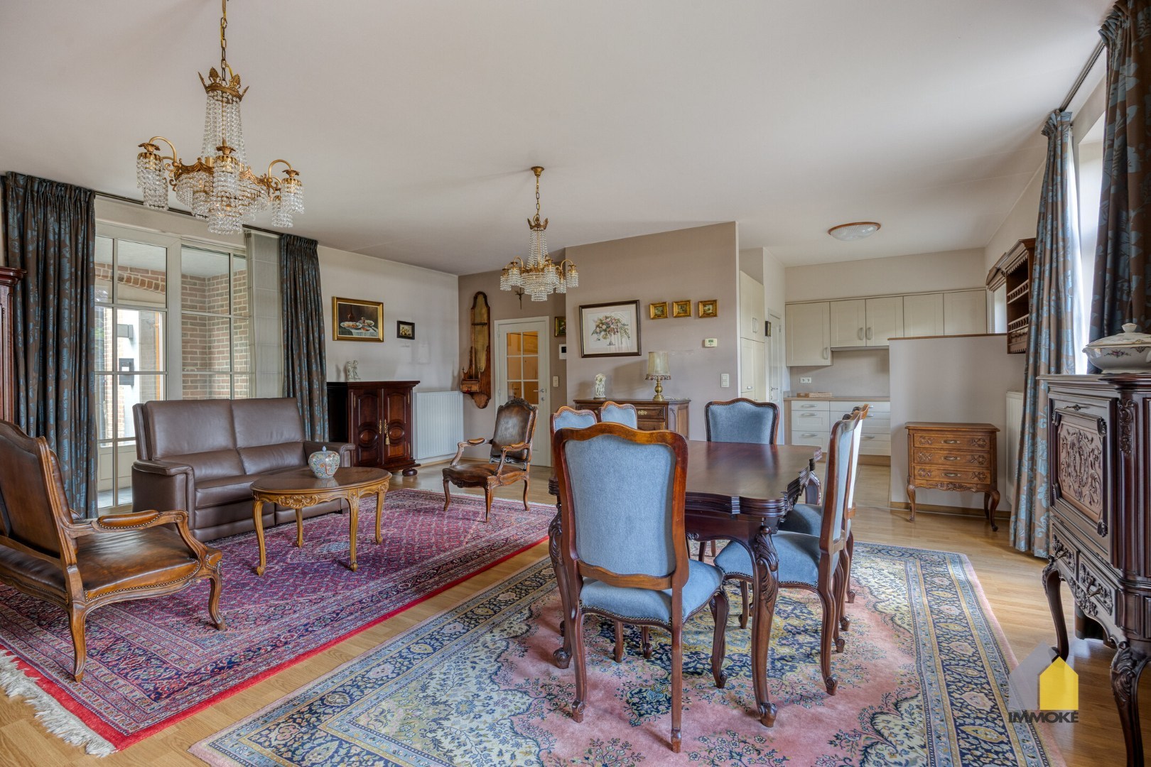 Gelijkvloers appartement met 2 slpks, stadstuin en autostaanplaats. 