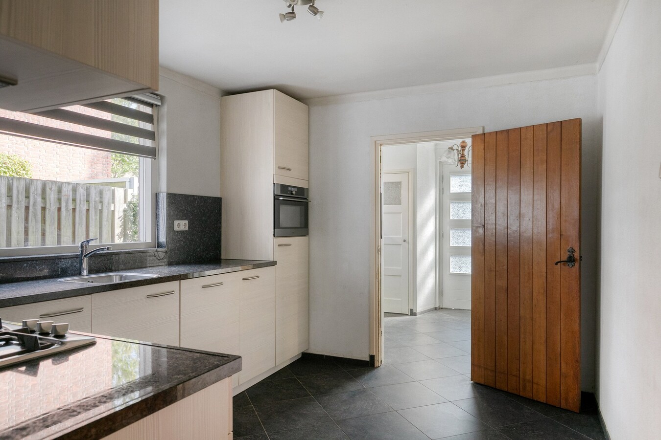 Volledig gerenoveerde woning met garage en carport gelegen aan de Beukenlaan 13 te Reusel. 