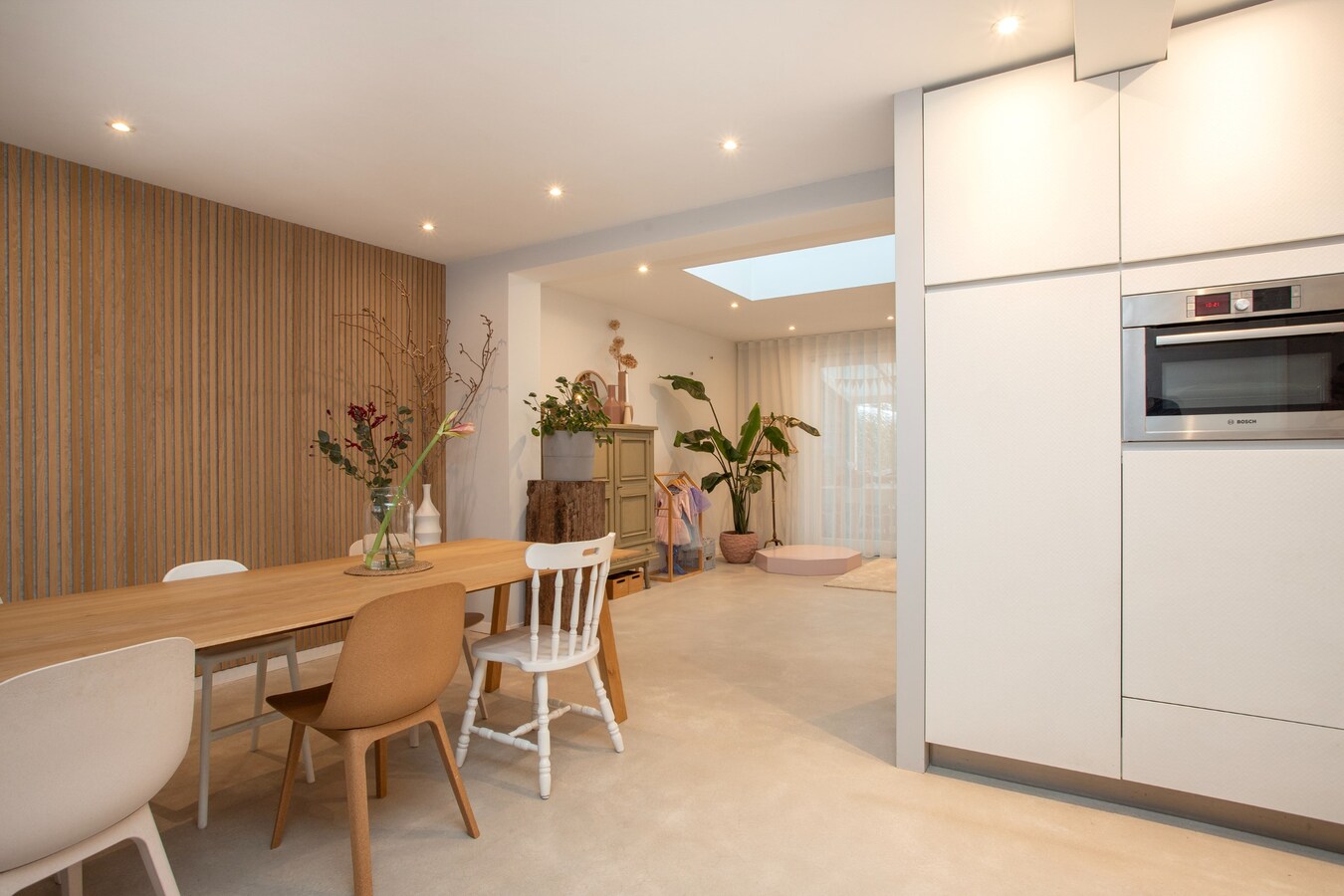 Zeer ruim halfvrijstaand woonhuis met aanpandige garage/berging en hobbyruimte/mantelzorgwoning. 