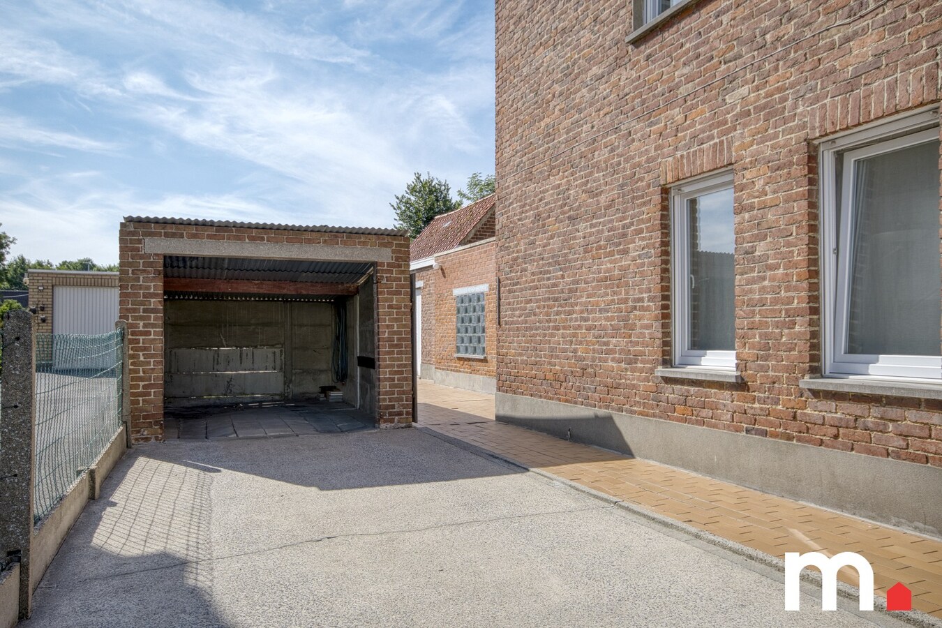 Kloeke half open bebouwing in Desselgem met tuin, terras en garage . 