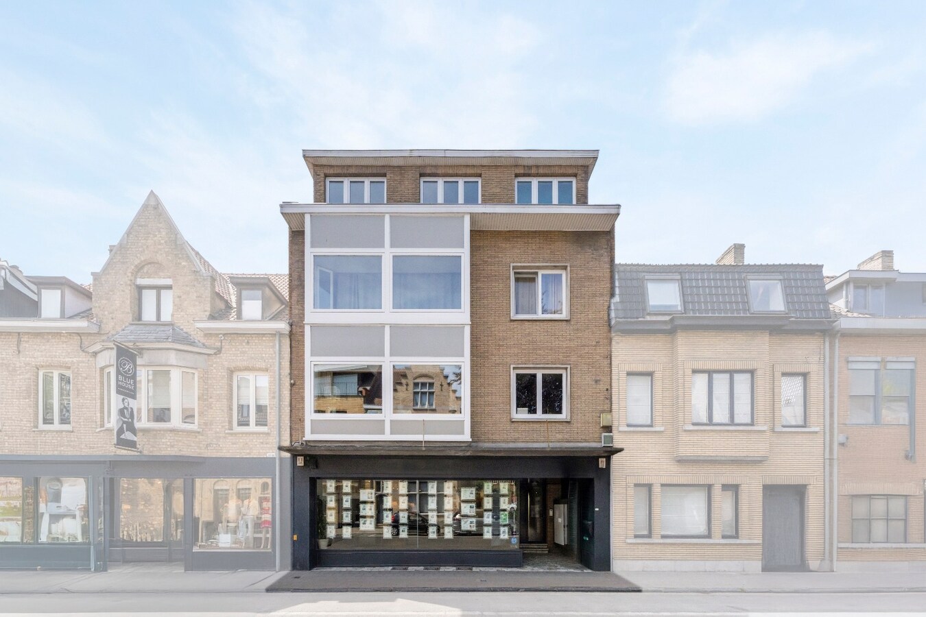 Karaktervol pand met tal van mogelijkheden in hartje Diksmuide te koop! 