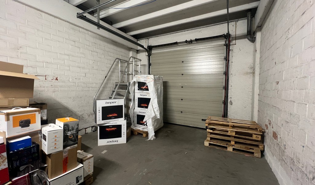 Bedrijfsgebouw met laadkades te huur in IZ Klein Frankrijk in Ronse