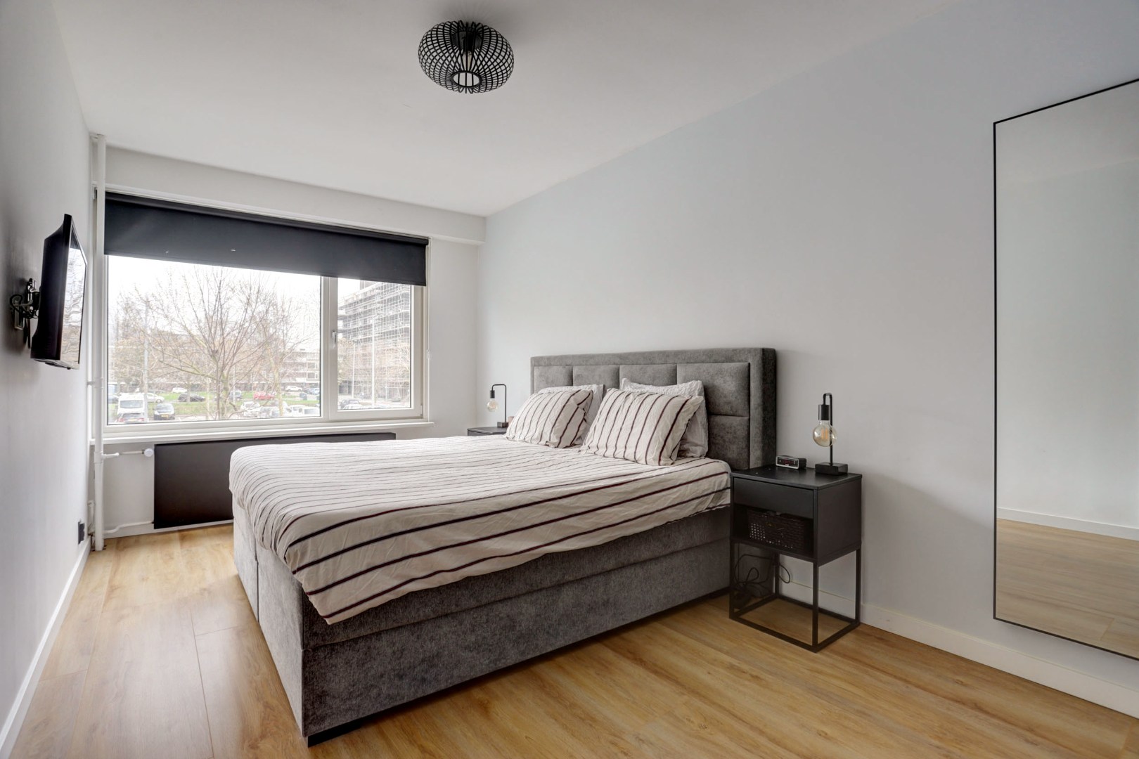 Zonder klussen te betrekken, instapklaar 3-(voorheen 4) kamer appartement met moderne keuken en badkamer, 2 balkons, berging in de onderbouw en gelegen op eigen grond! 