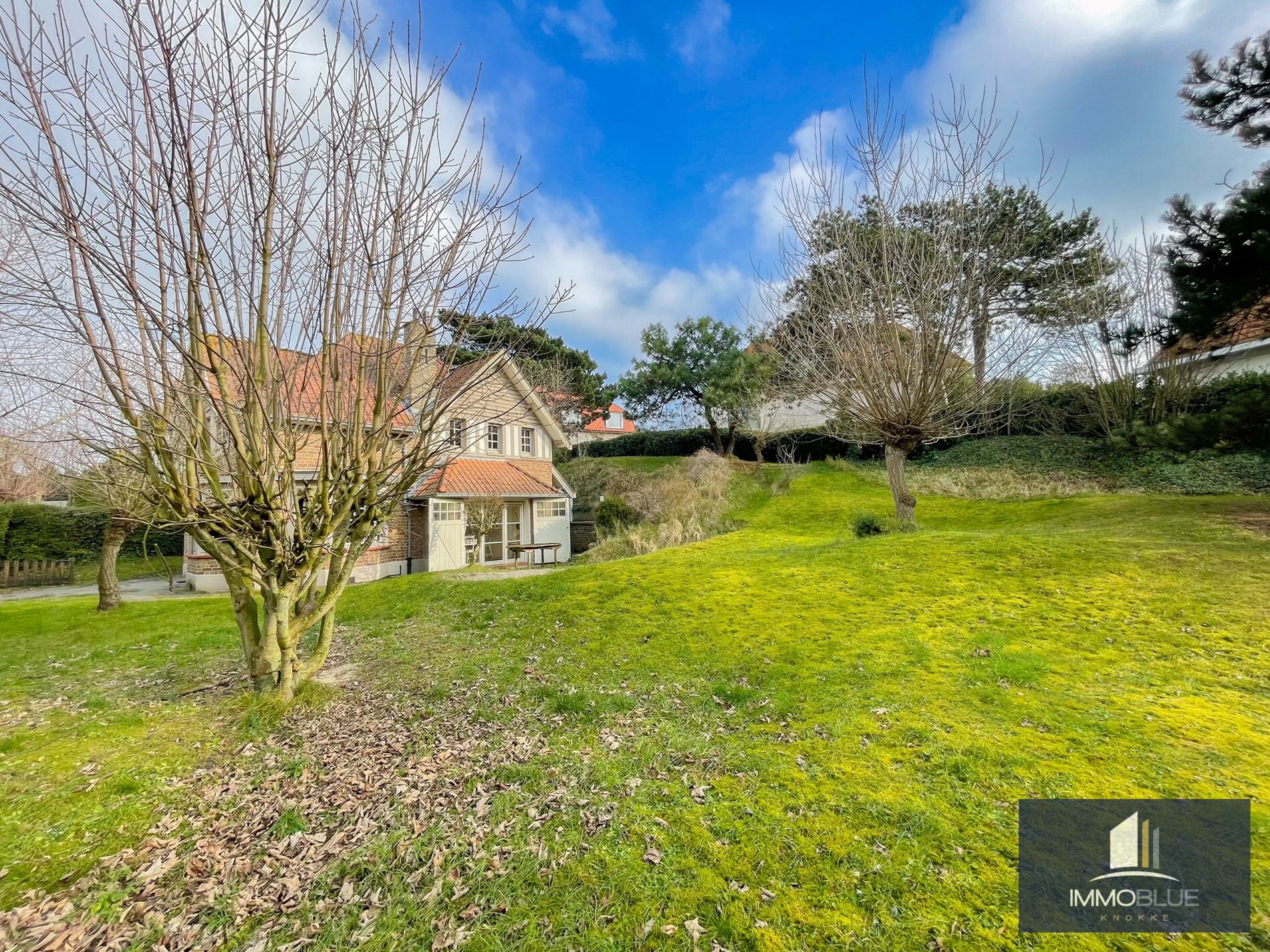 Uiterst charmante villa, rustig gelegen in één van de paadjes in het Zoute op wandelafstand van de zee. 