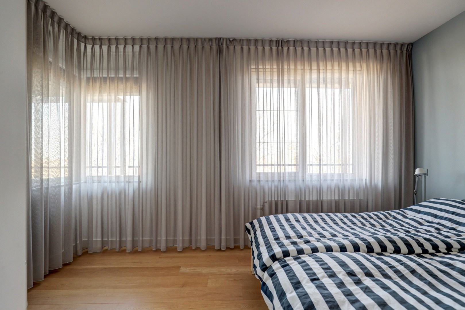 Luxe uitgevoerde 2- (voorheen 3) kamer appartement op de 3e etage met fraaie keuken, badkamer, balkon met uitzicht en gelegen op eigen grond. 