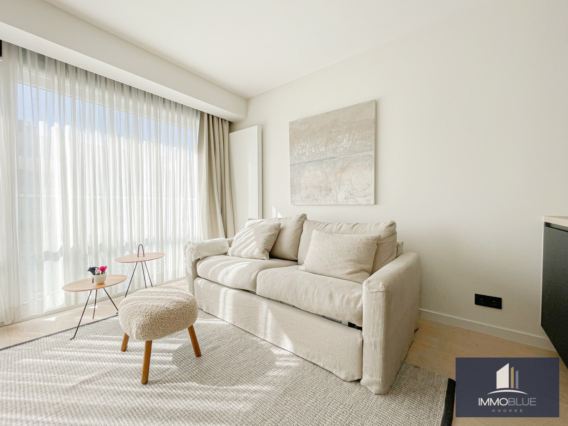 Recent tijdloos gerenoveerd appartement gelegen op de Kustlaan. 