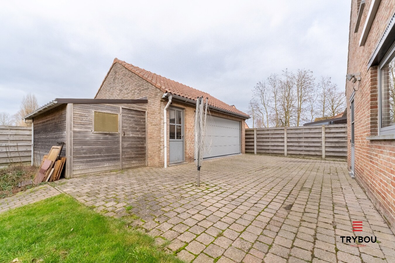 Instapklare gezinswoning met ruime tuin en dubbele garage in Poelkapelle 