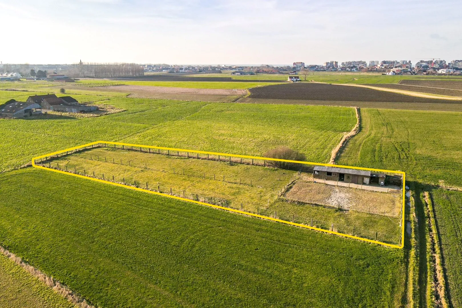  Mooi perceel weiland (2920 m²) met bijhorende paardenstalling op landelijke ligging te Westende