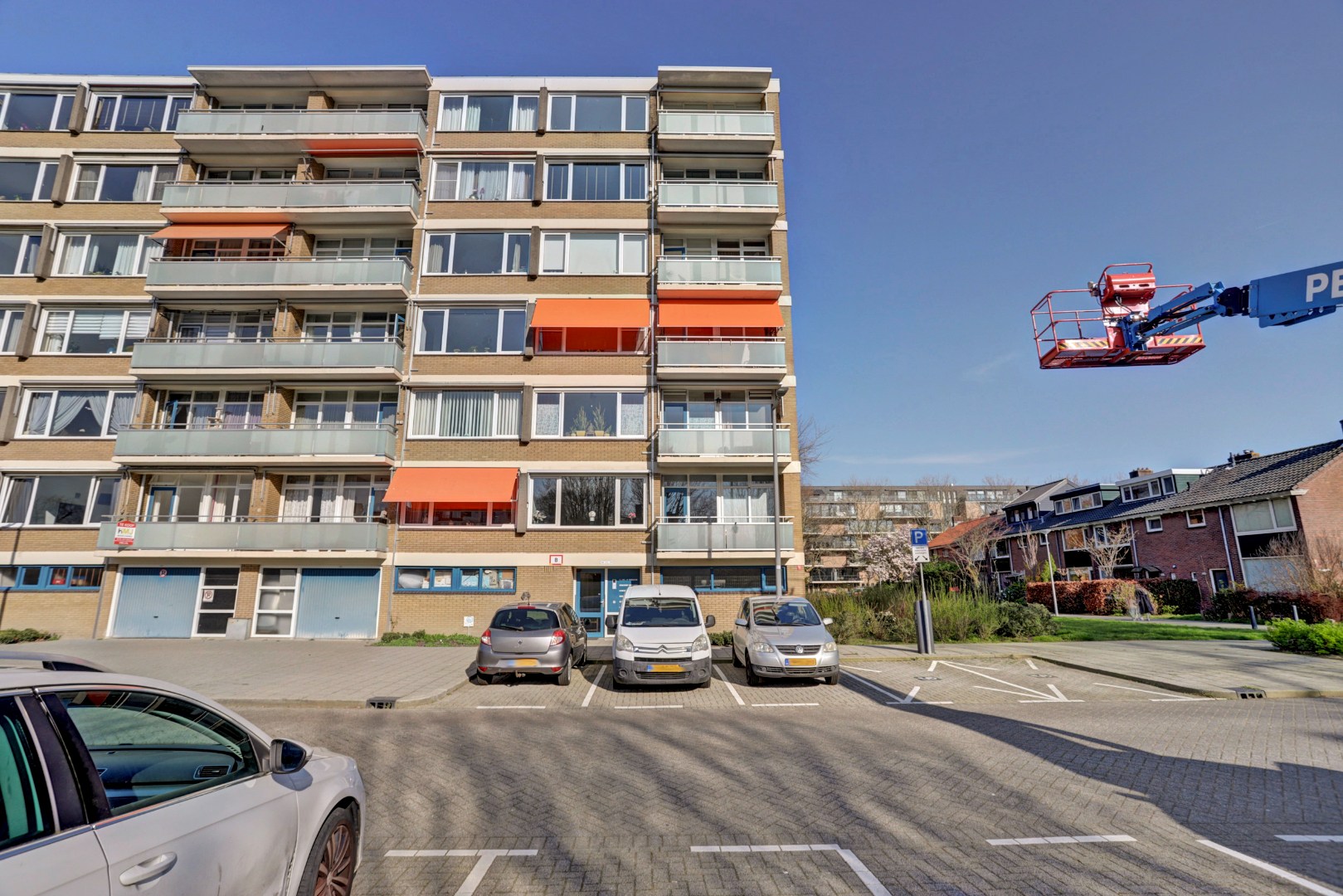 Dit 3 (voorheen 4) kamer appartement is helemaal naar eigen smaak te realiseren met 2 slaapkamers (3e slaapkamer is gemakkelijk te realiseren), 3 balkons, berging in de onderbouw en gelegen op eigen g 