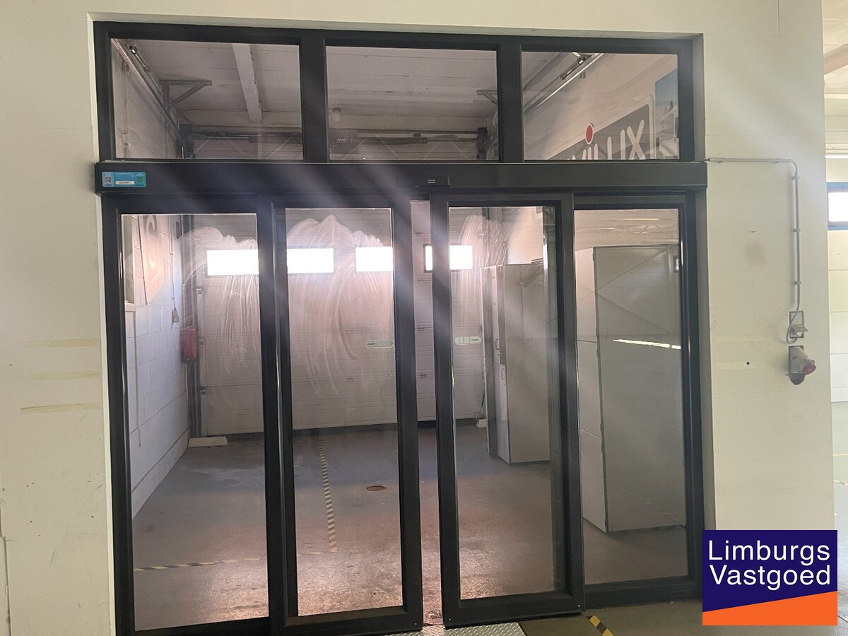 Industriële multifunctionele bedrijfsruimte van 1500m² in Hasselt met 2080 m² perceeloppervlakte en 50.00 parkeerplaatsen 