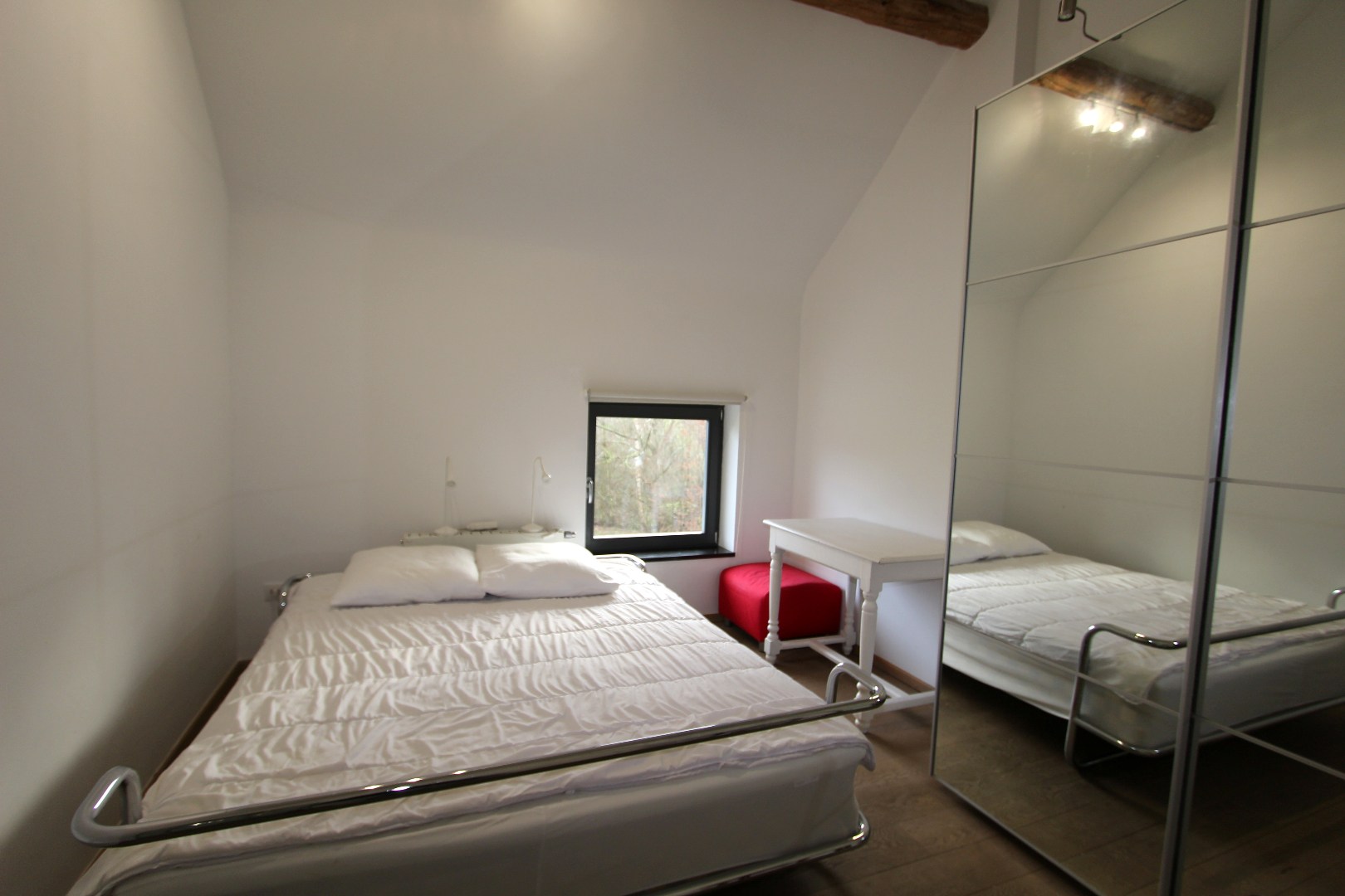 RUIME WONING VAN 390 m² MET GROTE TUIN EN ZWEMBAD 