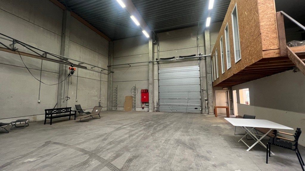 Magazijn met bureel te huur in Booiebos in Drongen