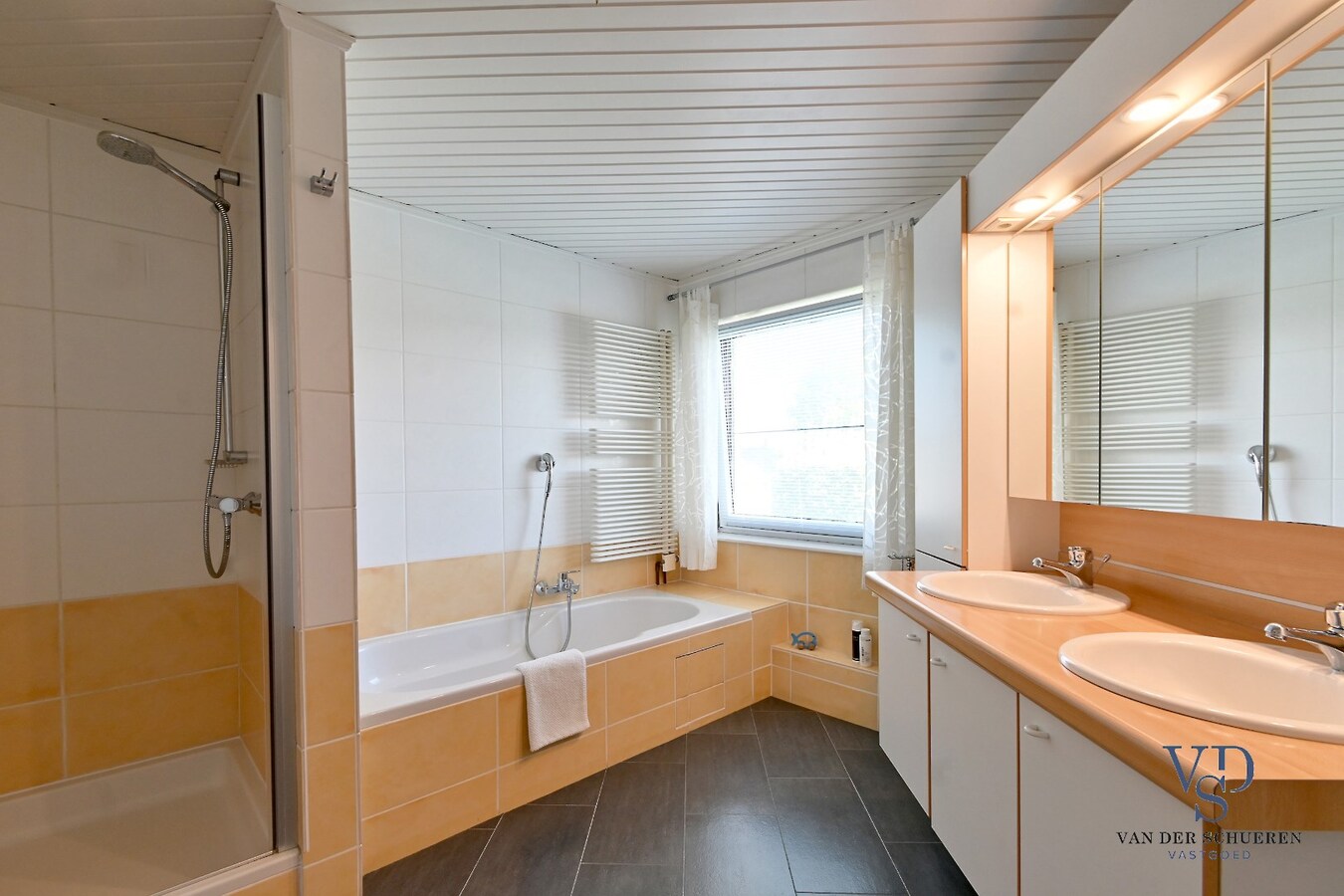 Tijdloze villa met zwembad in residentiële wijk 