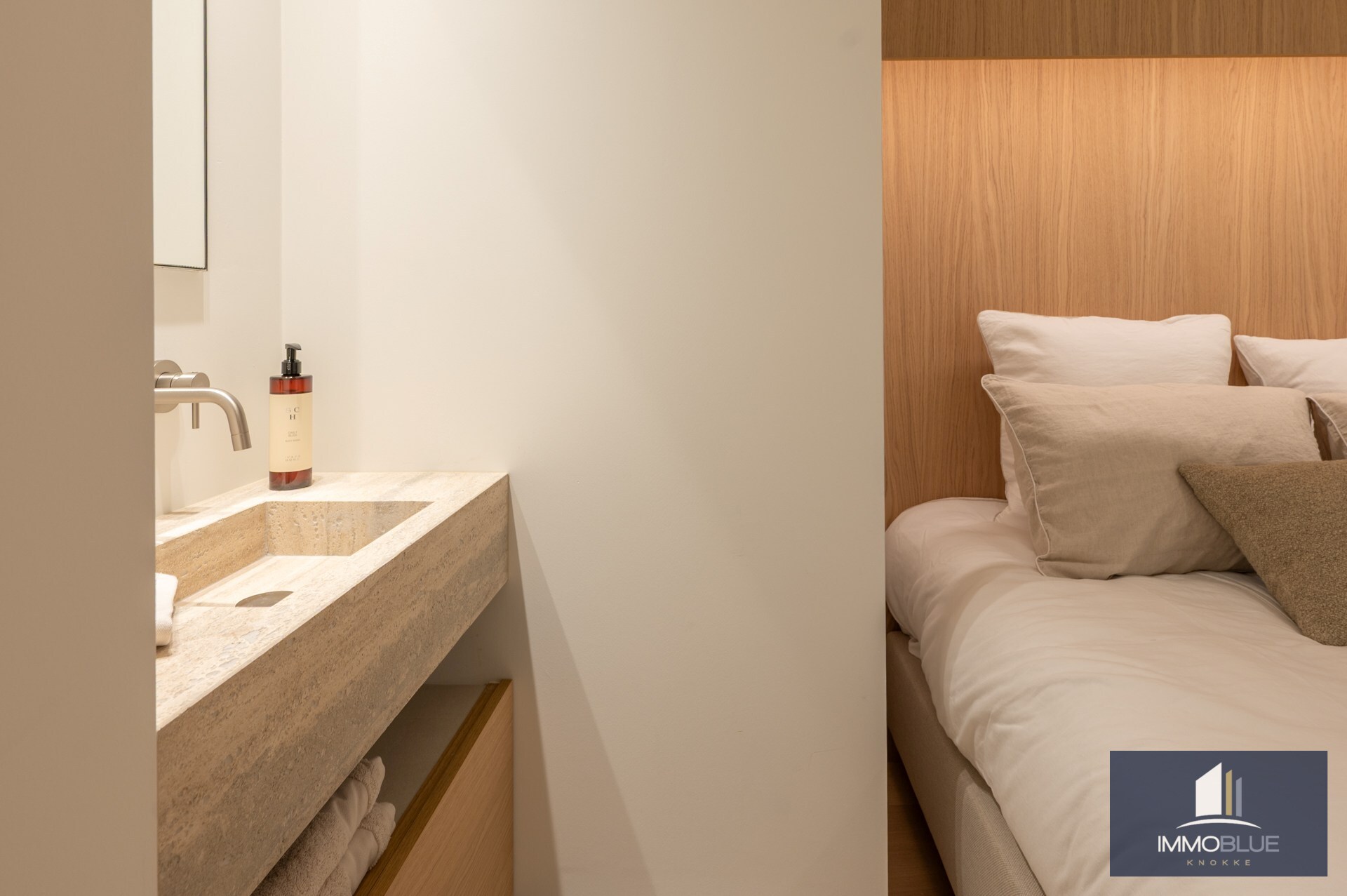 Stijlvol volledig gerenoveerd appartement gelegen nabij het Rubensplein . 