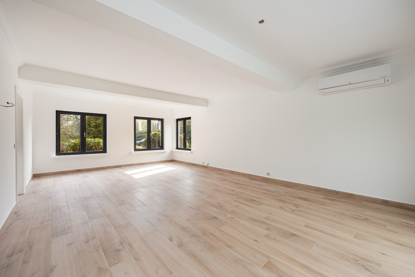 Landelijke, gerenoveerde woning met 4 slaapkamers op perceel van 2.322 m² 