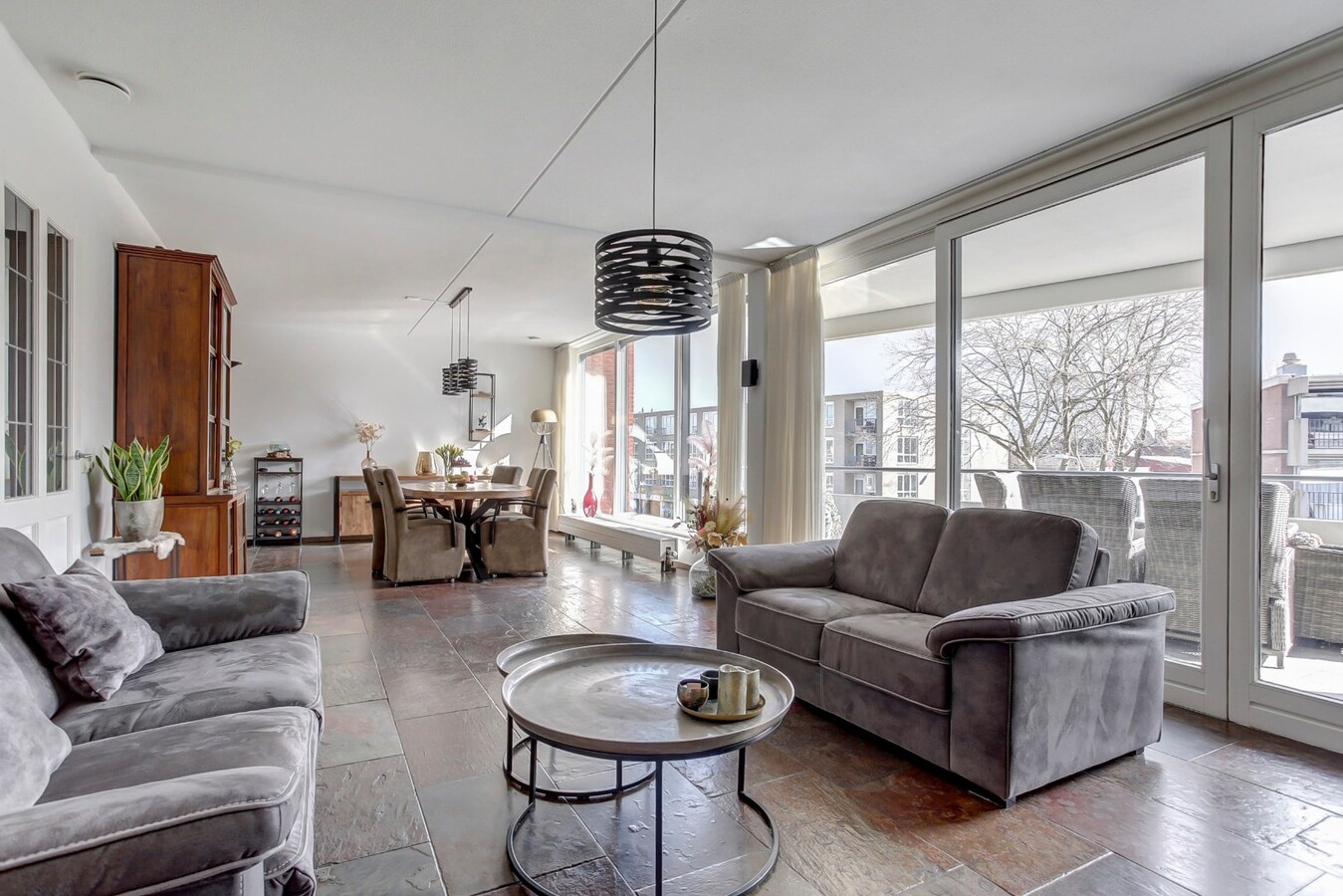 Gelegen in Tilburg ligt dit bijzondere en ruime appartement aan de Besterdring. 