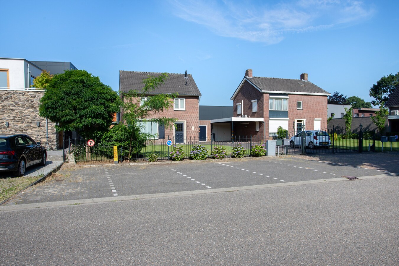 Uitgebouwde vrijstaande woning met berging gelegen op een perceel van 561 m2. 