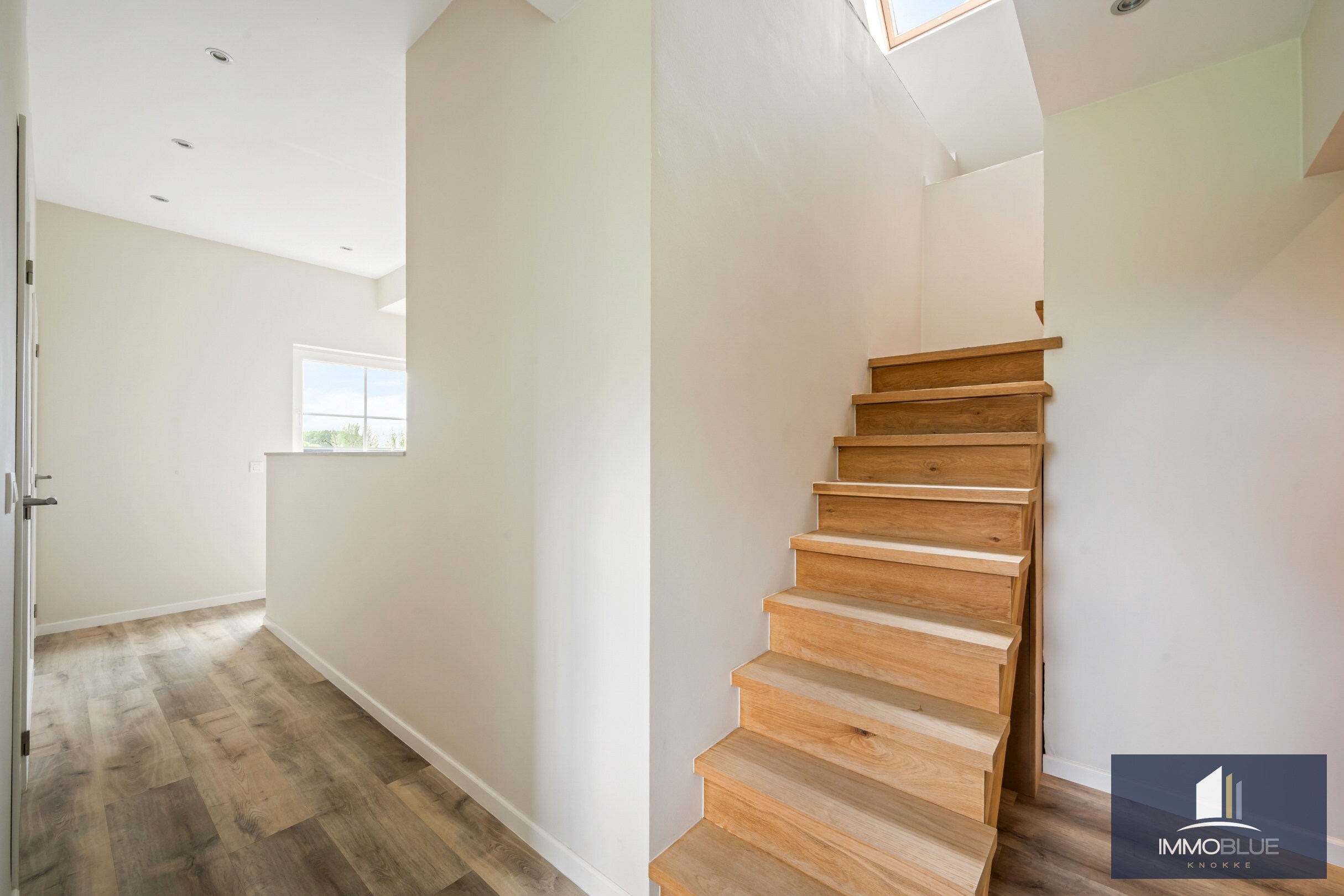 Domaine idylliquement situé avec maison rénovée, espace professionnel et installations équestres étendues. 