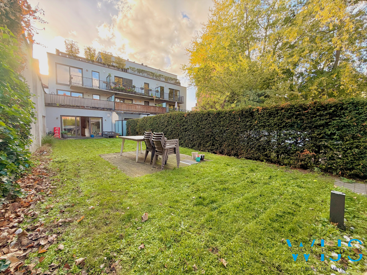 Ruim gelijkvloers appartement met tuin en 2 parkeerplaatsen in Gent! 