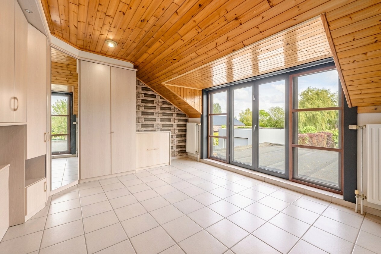Wonen en werken combineren op toplocatie te Ichtegem - handelswoning met ruime woonst, tuin en garage 