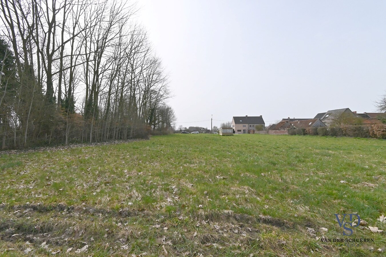 Goed, in een groene omgeving, gelegen stuk bouwgrond 