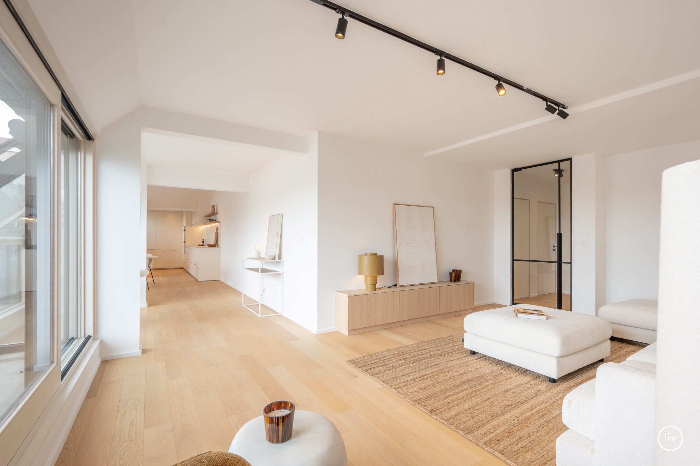 Magnifique appartement en duplex avec une largeur exceptionnelle de façade de 18 mètres et une terrasse généreuse orientée au sud offrant une vue dégagée sur l'arrière-pays de Knokke, à seulement 100 