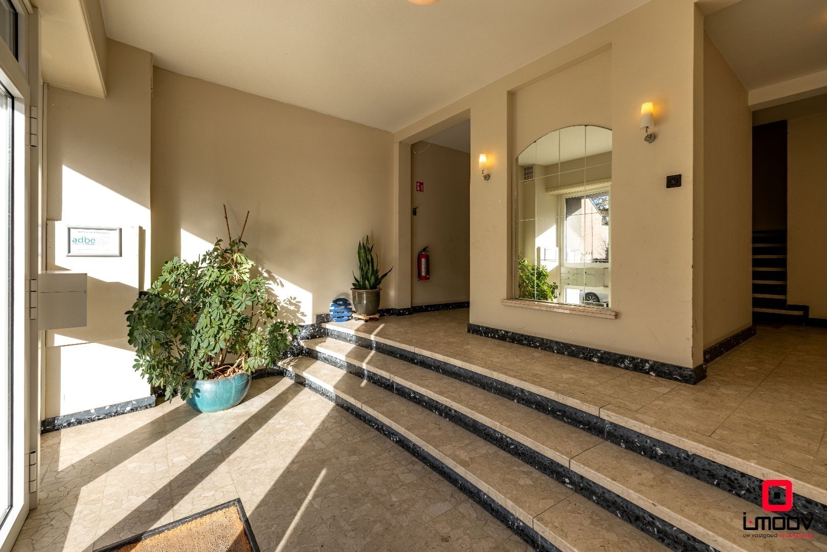 Instapklaar, lichtrijk tweeslaapkamer souterrain-appartement met groot terras &amp; garagebox in topligging – Patijntjestraat Gent 